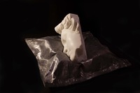 sogni d'oro, 2017, marmo statuario di Carrara e piombo, cm 50x50x30cm